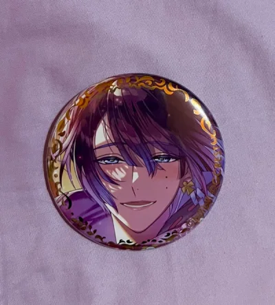 第九单啦！海运第一单试水~到国内话了二十天，全程二十五天，感觉还可以。但估计以后不会用了我是吉吉国王本王。这次切了老婆的吧唧，第一次买梦黑的谷，老婆新年柄真的绝美。小甘的亚克力吧唧背面碎掉了，不过反正自留，还是美丽的~