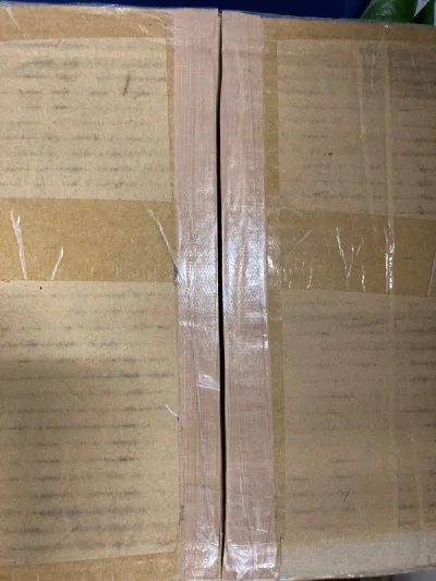 这箱都是书和纸片，十几年前的东西就算没拆封也还是有发黄的，拆了放相册里的反而还挺新，保存是一种玄学。