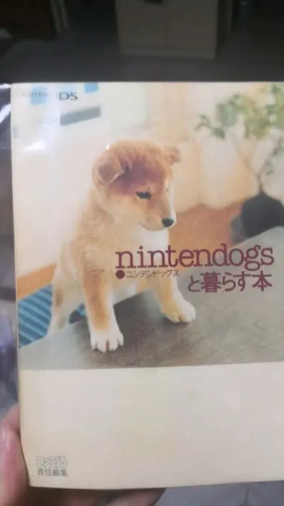 任天狗的攻略本还带了很多狗狗的贴纸，还有有一个任天狗挂饰，很喜欢。比卡丘限定茶花会版很好看，比国内买便宜很多。还有很多勇者斗恶龙周边，国内很少见的。