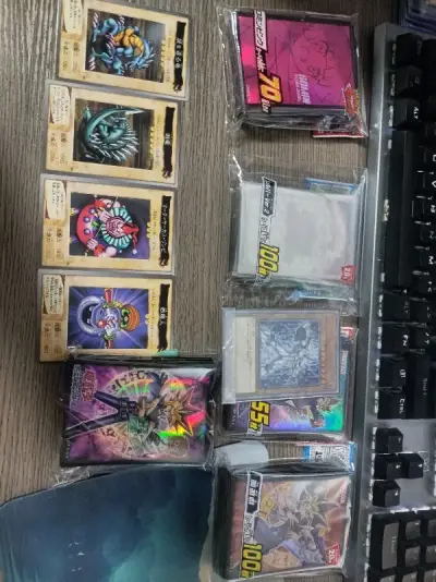 收了点卡套，然后拍了几张万代的老游戏王，品相可以但是价格不太美丽（
有一说一rd的卡套确实好看的多，露明这个确实顶，不过20周年的网格白也还可以，还行还行