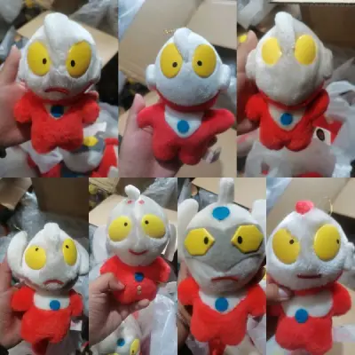 长得有点抽象的古早奥特曼小毛绒玩具，还有几个chibi毛绒玩具。图一这种小毛绒是上世纪90年代眼镜厂生产的，当年的游戏景品，类似于现在的娃娃机玩具，满脸写着不高兴的样子，真的很有趣。