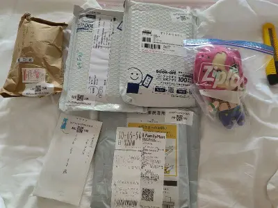 反正是不费心思地拿到了，每个阶段都有跟踪很方便，依然是垫了满满的泡沫纸，东西很安全，樱花妹裸寄亚克力都没问题