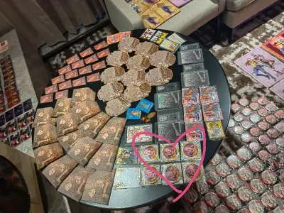 本来以为赶不上了结果正正好的时间，吧唧和娃娃都拿出来拍照了，正好凑个整，依旧是很安心的一次开箱，满满的泡沫纸很有安全感