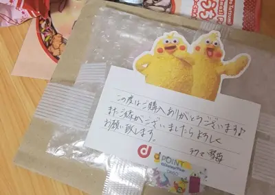 很可爱的樱花妹送了小纸条，物品也包装的很好基本无伤。国际运费是在能接受的范围内，但是送过来感觉有点慢