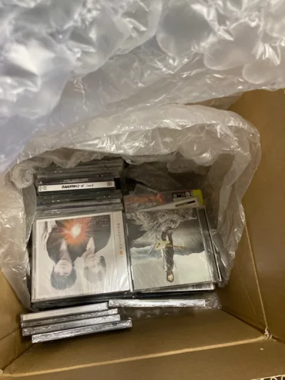 在日拍同一个卖家那儿拍了两个订单分开发的国际，之前那箱缺东西还以为漏发了没想到放到这一箱了…东西都挺好的，很多cd都很新，终于可以拆开看看了。
还有一个煤炉上买的文件夹和板子，不知道卖家在想啥用的硬纸板竟然比文件夹小，还好没啥大伤，很喜欢这张新图非常美丽。