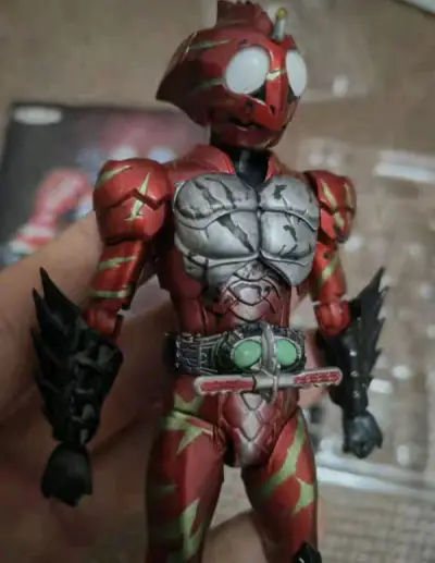 这次买的是假面骑士亚马逊amazons里的人气角色仁的shf，非常的完美，没有损坏，速递也很快，很不错的一次体验