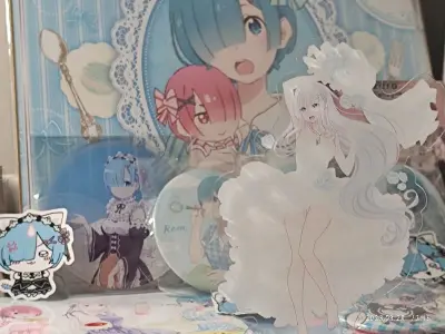 淘到了超级美丽漂亮的婚纱立牌艾米莉亚啊~不是莉雅党也很好的好吧，爱死了，不是莉雅党也会很喜欢的啊~蕾蕾的罗森立牌也很爱哇~成功打成一套~