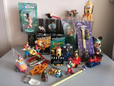 又是一堆喜欢的小玩具，不知道淘了多少次了，每次都很喜欢，竹蜻蜓挺还挺快的，迪士尼的玩具就是炒鸡可爱，很好玩，精致的手机挂链，每一款都是心头爱啊哈哈哈哈哈哈