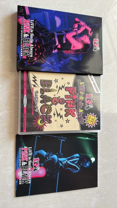 买了几张live的蓝光碟，还便宜捡了两个live现场扭蛋钥匙扣，还是很划算的，东西都很新，满意满意
竹蜻蜓真的太适合运这种小东西了，到家盒况很好，拆了一直没写评价，今天支棱起来