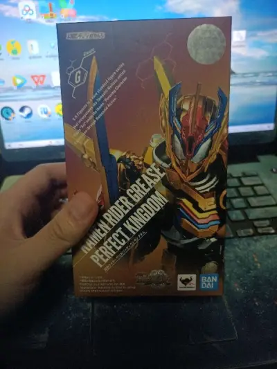 太帅了。这次购买的是假面骑士创骑剧场版中红爹的最强形态 完美国度。
也是三羽献祭而来 不得不说 剧中献祭 剧场版还是献祭。
只能说懂得都懂 本体因为装甲的问题可动性和同系列的比差点 但是样子是真的帅。
而且由于剧场版表现 也是个手型战士 除了四个手型 没有任何配件。...