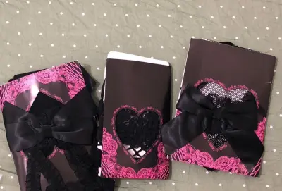 等待二十多天，又是一大箱的衣服，海淘等待虽辛苦，但是安全收到美丽的衣服也太开心了吧，超喜欢Mars，LizLisa，d.i.a的!入库很快，包装也很仔细，完全不担心破损的，太放心了吧，会继续买买买滴！