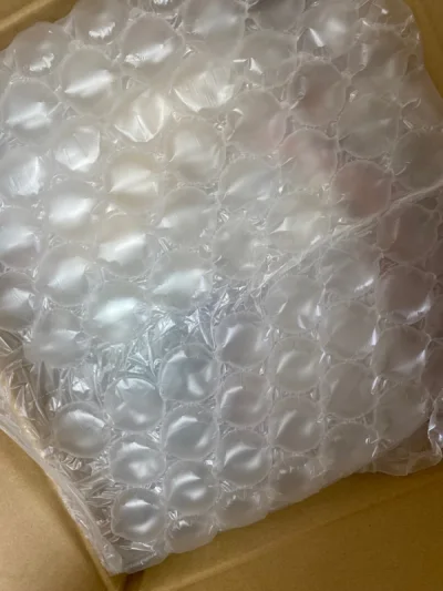 ??垫了厚厚一层泡沫。包装一如既往让人安心！凑了一箱合单完成之后选了ems很丝滑地通关了，直邮很快就拿到手真的好幸福……