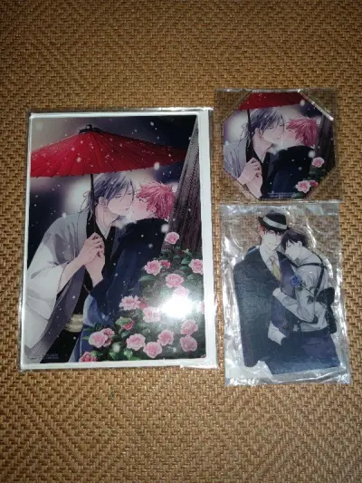 这次合单速度和ems速度都比较慢，还被税了，不过还好还是在九月内拿到了。这一次大部分yhm的包装都挺好的，有一份甚至纸板和泡泡纸都有也包得挺严实的(买的亚克力板和亚克力杯垫)，买的都是南月老师的作品和镜音双子的谷子，除了盲抽和特典卡以外其他都是全新未拆，大满足！