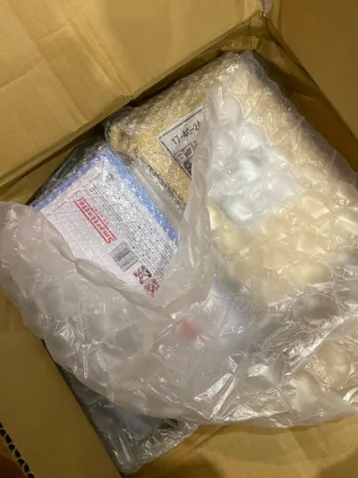 这次19张cd一共2kg，选择海运运输大概花费18天到手。虽然看起来外盒有些挤压甚至有点破损，但是里面的货物都没有任何问题。
（选择加固看起来还是有用的！包装很严实！