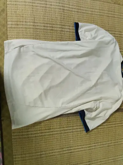 今天穿新买的T恤去健身房，老板都忍不住说好看，说新款衣服蓝色很特别，真是英雄所见略同，在挖煤姬平台购买的，各种花色都有，老板让我帮忙他买几件。我爽快答应了。