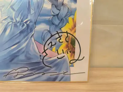 哇 大家快看右下角。有作者亲笔签名哦 20×20cm的大尺寸 远比mini版好看 还有就是整体感官 实在太好 大爱山田凉