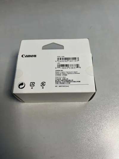 虽然国内的标价是这个的两倍，但关键是国内还没货。所以本次购物算是捡漏了吧。收到之后打开看一下，应该是官方正品，虽然不知道为什么包装盒上有一个标签，但是东西应该没有问题。主要是走海运还是慢了点，按道理橡胶制品应该可以走空运吧。