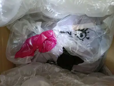 感谢出物！特别特别好的伏特加帽子！还有一张海报！真的好喜欢！我是超级单推人！！给伏特加的大玩偶戴上了！！可爱的嘞！！