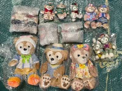 一票EP小航空件～从合单到发货用了6天，发货速度还算可以，后续还退了10元预收邮费。这次收了几只东迪达菲的ss号和挂件。ss号是小号公仔，很可爱，春日系列经典不过时；还有港迪复活节系列的达菲，戴了对兔耳朵哦，超级可爱的！