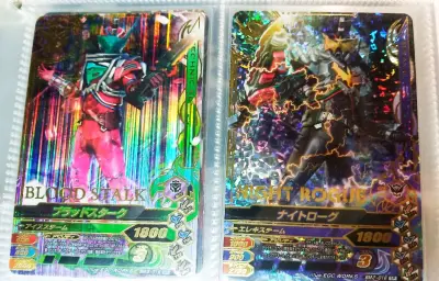 被代购鸽了之后怒在挖煤姬切趴趴——卡普空谢谢你再贩啊，和上次切的5v趴趴放一块看看，之前代购还给寄成3d趴趴了，所以切了个5d趴趴TT，第一次切tcg卡，太美丽了，价格也美丽卡也很美丽，感谢挖煤姬TT