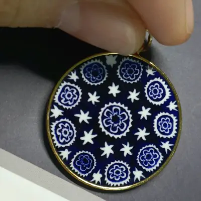 心血来潮切了两个小坠子，很轻，走的是ep，没有被税。真的很好看。p12那个在yhm拍的图片里面看不太出是不是蓝底的，到手后放在日光灯下更明显，非常蓝。这种正好，如果全是玻璃的要么贴着皮肤颜色要么跟衣服颜色，会有点挑。总之很满意！
祝越来越好！