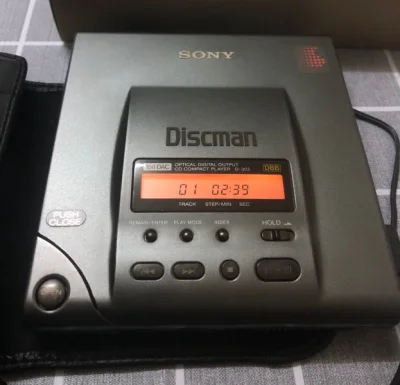 快30年的老物件，卖家保存的很好，声音表现可圈可点，线控耳机472表现居然也不错。物流ems很快，海关耽搁两天，五天到手。