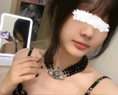 www尊的很好看啊！！！！看起来好高贵(≧▽≦)项链也很新！太喜欢了！还有围巾也很好看！物流也很快，挖煤姬yyds！！(≧▽≦)