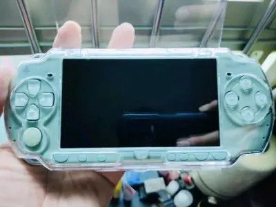 第n单海淘，这次是一台PSP2000游戏机裸机，这台很新很干净，买回来后自己买电池买卡套买内存买充电线再买机壳就可以用了，机子小巧便携，一手掌控，现在玩也毫不过时