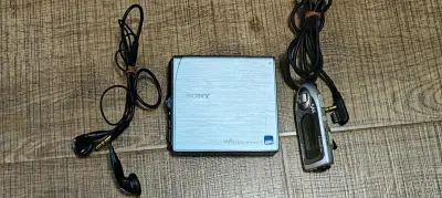 这个机器看介绍是未确认动作，到手后马上检查了，读碟切歌没问题，音量停止等按键也都没问题，线控也都正常，原电我充满后至少还能连续用4小时。连接电脑用sonicstage以sp跟hi-md模式传输歌曲也都正常。
总体来说，机器成色普通有明显划痕，但功能全部都好。我找了涂...