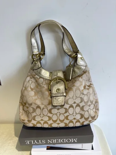 很喜欢在挖煤姬里买东西 很爱挖煤姬下次还会再来的。在挖煤姬买到了喜欢的黄色背包实物图比卖家拍出来的还好看，很喜欢在挖煤姬下次还会再来的 感谢挖煤姬