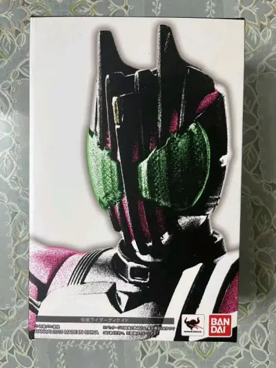 淘到了初版的白帝骨雕，品相很好，300出头的价格非常划算，闪特的品相也不错，日版全配无损带运输盒，物流很快，收了50税费