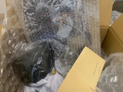 第二次在挖煤姬切煤啦，这次是三单，分别是乙骨的711熊和大交流展大立牌，信封是帮朋友带的谷子就不拆啦，小樱花的信封真的很有一种仪式感，挖煤姬的泡沫纸一如既往给的多，物流选择了ems十分迅速就到家了！赞！