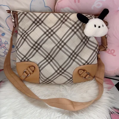 这一次收到的包包太满意了，每一个都很好看也很喜欢!成色非常好而且价格也很便宜!太棒啦!还有许多包包在途，希望也跟这次一样让人满意!物流快而且包装非常好，很喜欢