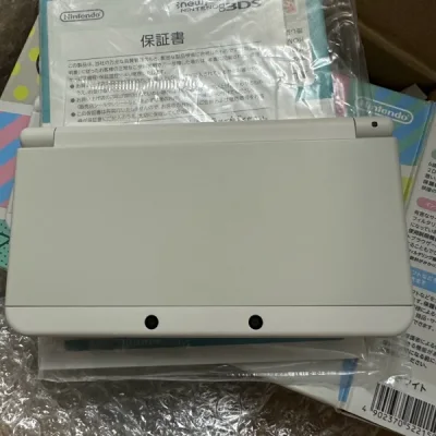 没有得到就会一直想要，白色新小三一直是我心中的牵挂，总在买不买中纠结，实际毫无意义，买才不会纠结。这台购入于paypay，卖家说没使用痕迹等同全新，说明书的折痕也进行了详细描述和拍照。事实证明做事认真的卖家很靠谱，拿到手时有些惊讶，机子干净无暇没有任何划痕污渍，屏幕...