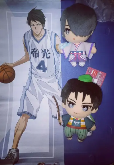 嘿嘿 第一次收黑篮的挂画 比想象中小 但又比想象中长很多 如果价格合适可以收齐帝光篮球部！而坐姿玩偶第一弹集齐赤黑；篮球?海豹玩偶还差一只小黑子；高中篮球服的奇迹们集齐赤青黑，后续仍需努力～