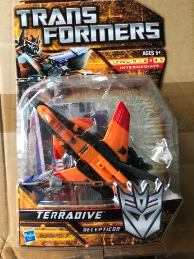       这次淘了一个日版的真人电影第二部的骤降，合了另外一单，08动画F赏的四个挂件，擎天柱和大黄蜂的两种不同涂装，原色和银色，很好看。        