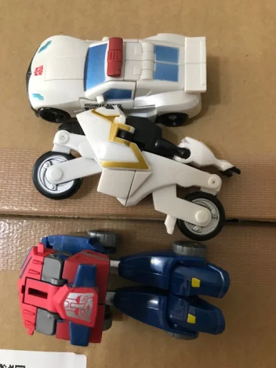       这次淘了一单，有一个卖家套出，一共11个小比例传奇级的变形金刚，其中不乏有些精品，非常超值。