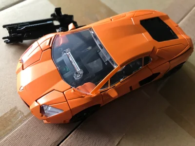       这次淘了两个变形金刚玩具，来自电影工作室系列的禁闭和橙色重涂，车型是兰博基尼，另外合了一单大头冰箱贴，是擎天柱和大黄蜂。