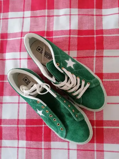 麂皮绿的第二次金扣了，颜色依旧能打，每次都是绿色多少有丢丢审美疲劳，希望下次可以买到更少见的棕色，凑齐才是乐趣