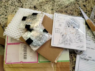 买的不多 买完这些梦情大概就不买了吧 哎呦 这个樱花妹给我包的好严实 我好想哭 杯垫比我想象中的有点小 总之这次购物体验还挺好的 就是等了比较久