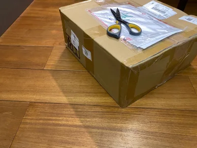 这次购入总共9盒cd，运输过程没有受损，但是本趟海运效率有些慢，晚发货的一单反而提前到达。包装很好，外包装运输盒依旧受到轻微挤压，好在内部包装加固严实！