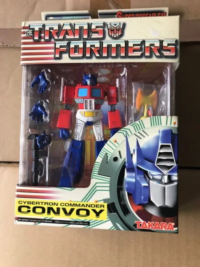       这次淘了一个擎天柱可动不可变形的手办，一个泰坦回归的头领战士，还有几个最小号的暴力熊。    