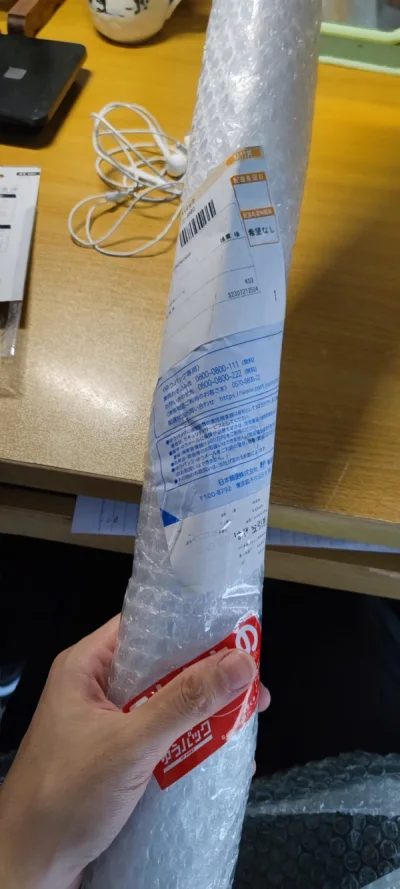 某天在垃圾屋转悠看到了这张2018年场贩的超大海报～第一时间觉得价格太贵有点不舍得下手，然而在经历了几次降价之后觉得能把邮费省下来所以还是头铁冲了（（走的竹蜻蜓，邮费很便宜也没有缴税，竹蜻蜓对这种轻量级周边真的很友好！很愉快的一次购物！