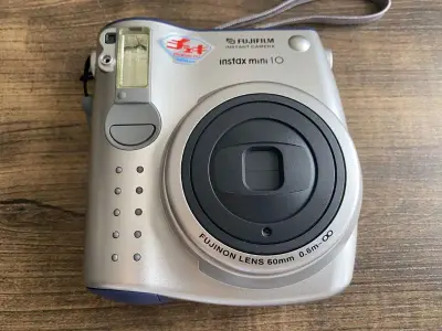 总的来说挺好用。拍立得的价格也便宜。关键是得到了mini10.一开始还没有发现，但是关键是真的很出片。特别是在下午四五点的时候。还有就是我发现了mini 8，主要是在便利店里会特别的出片。真的很喜欢！拍的零食的颜色特别浓郁。随付一张mini10的成片。