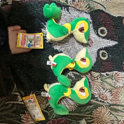 突然喜欢上藤藤蛇 狂暴购入好价藤藤蛇玩偶，不知不觉就积累到10单啦，于是尝试了合单➡️打包邮寄！合单审核大概花了一天，而且合单后整体重量减少了一半（原本接近2kg的总重只剩下1kg了，应该是去掉了外包装的缘故）最后花了100的邮费美美到手～～摆阵合个集体照！