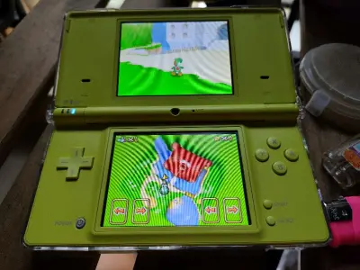 这次入手了两台dsi，包装一如既往的非常好，黑色的划痕较多，屏幕有轻微发黄，青柠绿的新一点，屏幕发黄程度比黑色的轻一点，两台机器都功能没问题，按键全部正常，总体也是比较满意的，现在这种小游戏机停产多年坏一台市面上就少一台了