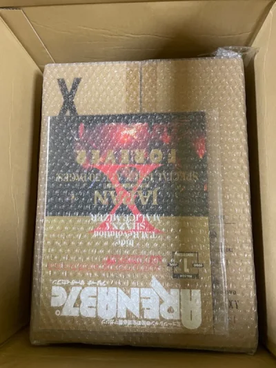 包装得非常好，崭新的盒子看着非常舒服。在国内这个专辑最少也要1000了，非常满意的一次购物体验，以后还会第一选择挖煤姬的。