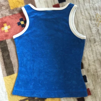 海淘很快就收到了，东西在箱子里保护的很好，现在物流也挺快，商品描述相符合，很可爱喜欢，小色差可以接受，没有太大的问题，可以接受，平台多多完善，希望在上面淘到更多的可爱的商品～