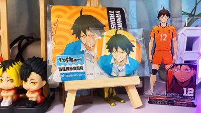 收到了好价幼年立牌 原画杯垫 还有小忠的映画村 虽然我本意是想收四个映画村+两个翔阳的吧唧 但是卖家误会了 总体来说也算是比较愉快的体验 实物都很美丽 幼年立牌还是全新的～ 映画村吧唧状态也很美～