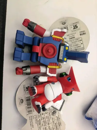 今天收到数码宝贝模型玩具合体战争大软胶模型玩具，高吼兽和弩机兽，整体挺还原的，相当帅气，还有技能卡，哈哈，很棒的购买体验